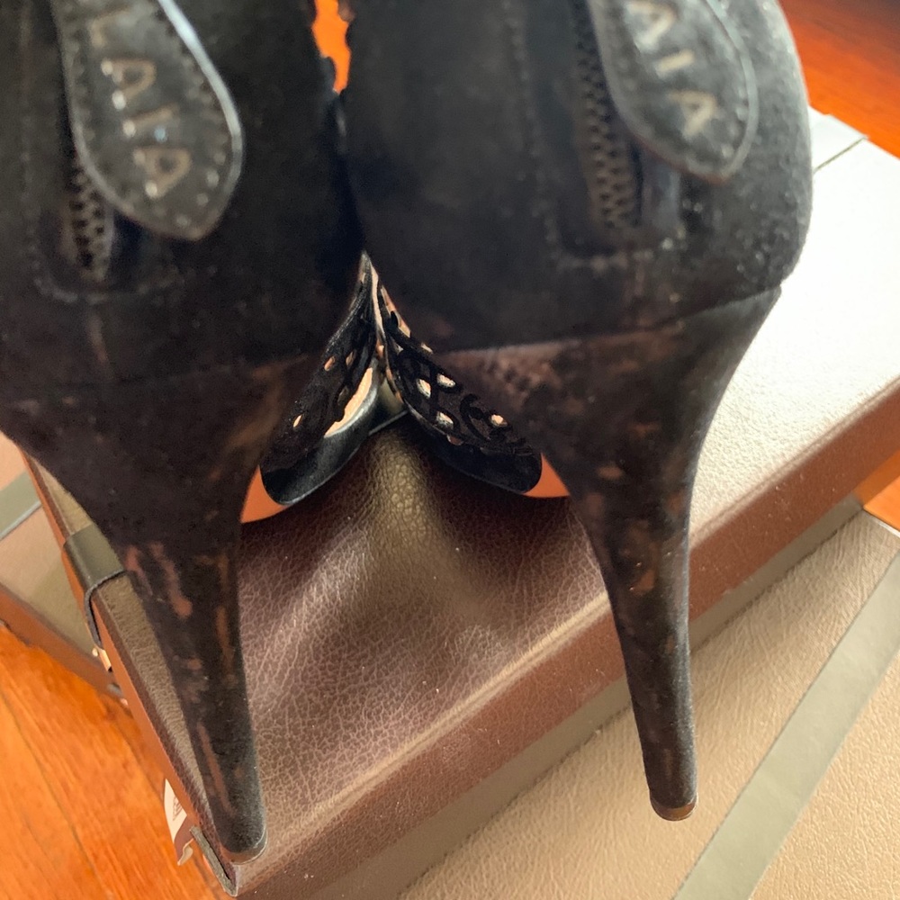 🛑SOLD🛑 Alaia Black Suede Laser Cut Sandals Size - Picture 5 of 9